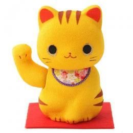 招き猫 ソーラー ぬいぐるみ ちりめん風 イエロー ぷくぷく招き猫 黄とら｜ソーラー・右手・日本製｜伊賀屋