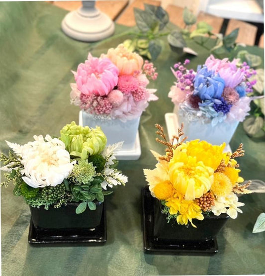 【お取り寄せ★納期 最長 約1ヶ月】孔雀舞 プリザーブドフラワー★お供え 現代仏花 供花 リンギク 輪菊 キク